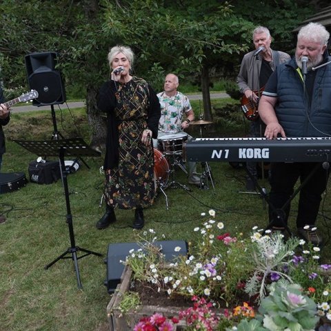 Skógardagur í Kjarnaskógi. Hljómsveitin Rándýrir skemmtikraftar að norðan, eins og Ingólfur Jóhannsson hljómborðsleikari - og framkvæmdastjóri Skógræktarfélagsins kallaði bandið! Ljósmynd: Skapti Hallgrímsson