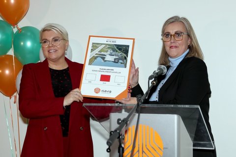 Gjörðu svo vel, aðgangskortið! Hjördís Þórhallsdóttir flugvallarstjóri og umdæmisstjóri Isavia, til vinstri, og Sigrún Björk Jakobsdóttir, framkvæmdastjóri Isavia innanlandsflugvalla