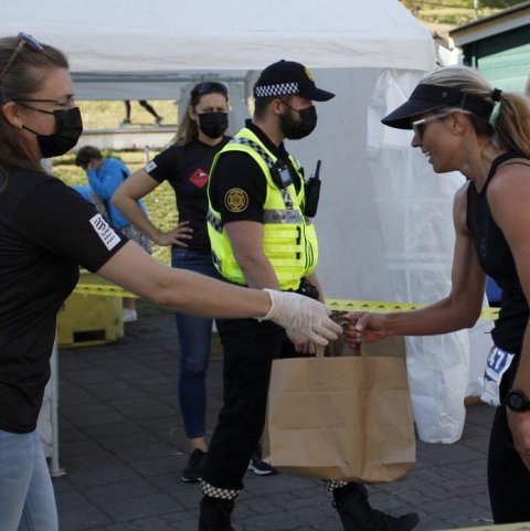 Hjördís Ýr Ólafsdóttir, sem varð önnur í 28 km hlaupinu þiggur „næringarpokann“ að hlaupi loknu. © Skapti Hallgrímsson