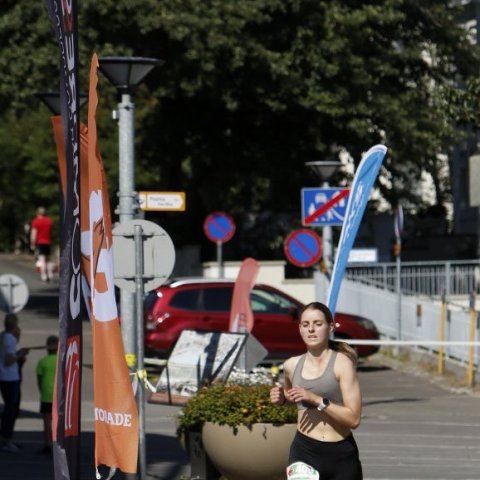 Lára Einarsdóttir kemur í mark - hún varð í öðru sæti í 18 km hlaupinu. © Skapti Hallgrímsson