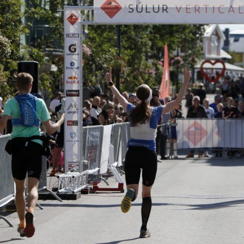 Elísabet Margeirsdóttir, sigurvegari í 28 km hlaupinu, kemur í mark. © Skapti Hallgrímsson