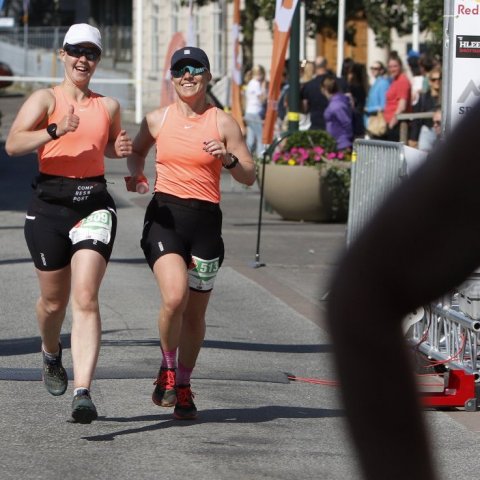 Ragna Baldvinsdóttir, til vinstri, og Guðrún Arngrímsdóttir koma í mark eftir 18 km hlaup. © Skapti Hallgrímsson