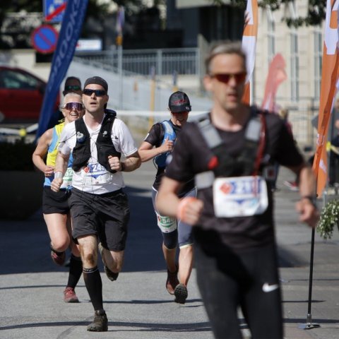 Kristinn Smári Sigurjónsson, í hvítum bol, kemur í mark eftir 28 km. © Skapti Hallgrímsson