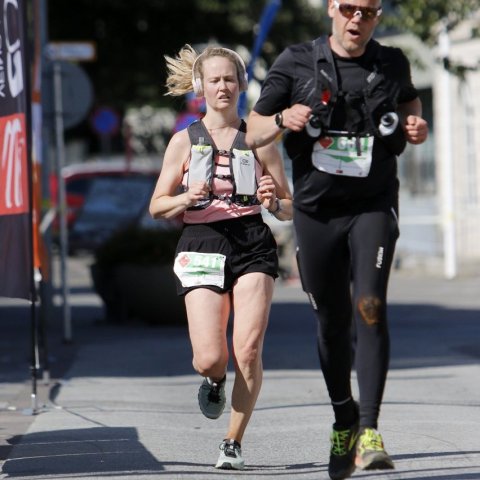 Rakel Hinriksdóttir og Snorri Páll Jónsson koma í mark eftir að hafa hlaupið 18 km. © Skapti Hallgrímsson