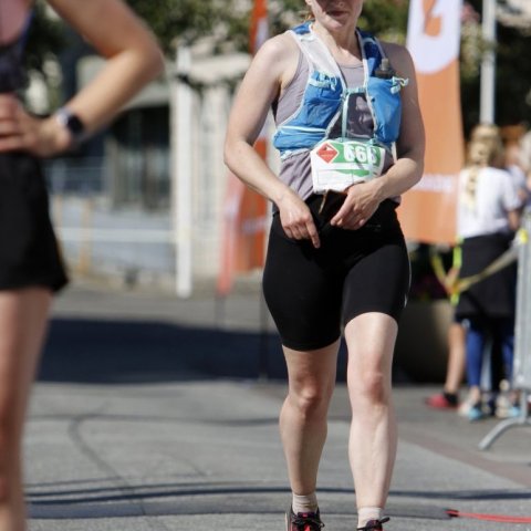 Dagný Ösp Vilhjálmsdóttir kemur í mark eftir að hún hljóp 18 km. © Skapti Hallgrímsson