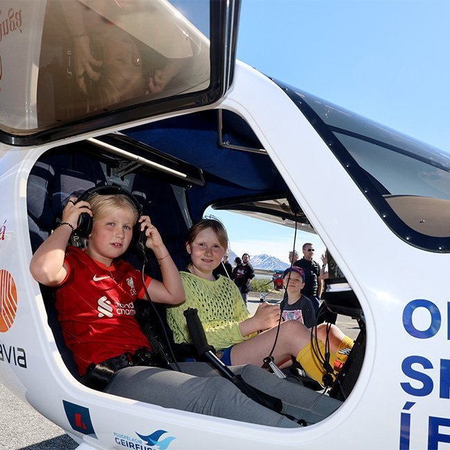 Rafmagnsflugvélin skoðuð, sú fyrsta sem tekur á loft á Akureyri. Flugdagur Flugsafns Íslands 2024. Ljósmynd: © Þorgeir Baldursson