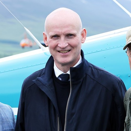 Flugdagur Flugsafns Íslands 2025 - Njáll Trausti Friðbertsson alþingismaður, Eyjólfur Ármannsson innviðaráðherra, sem setti Flugdaginn, og Akureyringurinn Hallgrímur Jónsson – alltaf kallaður „Moni“ –  fyrrverandi yfirflugstjóri hjá Icelandair. Mynd: Þorgeir Baldursson