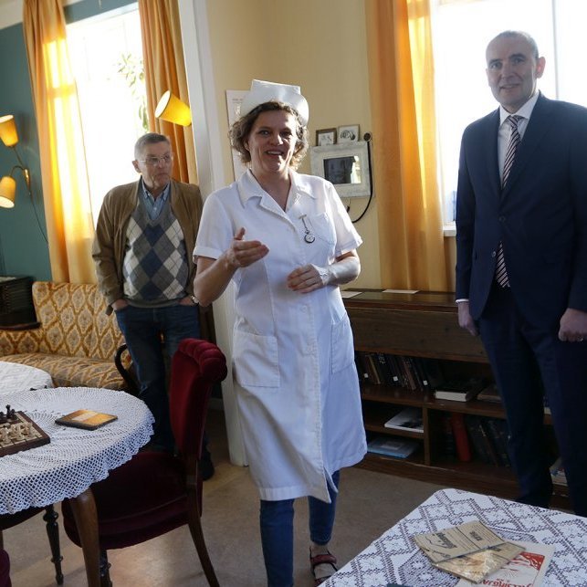Guðni Th. Jóhannesson, María Pálsdóttir, eigandi Hælisins og Páll Ingvarsson, bóndi á Reykhúsum í Kristnesi og faðir Maríu. Ljósmynd: Skapti Hallgrímsson.