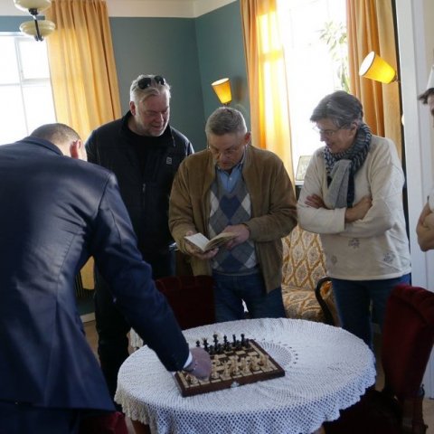 María Pálsdóttir, eigandi Hælisins, lengst til hægri, foreldrar hennar Anna Guðmundsdóttir og Páll Ingvarsson, Ólafur Ingimarsson, eiginmaður Maríu, og Guðni Th. Jóhannesson, forseti Íslands. Ljósmynd: Skapti Hallgrímsson.Guðni Th. Jóhannesson, Ólafur Ing