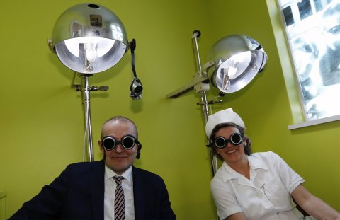 Guðni Th. Jóhannesson, forseti Íslands, og María Pálsdóttir, eigandi Hælisins, setja sig í spor þeirra sem fóru í ljósameðferð á árum áður. Ljósmynd: Skapti Hallgrímsson.