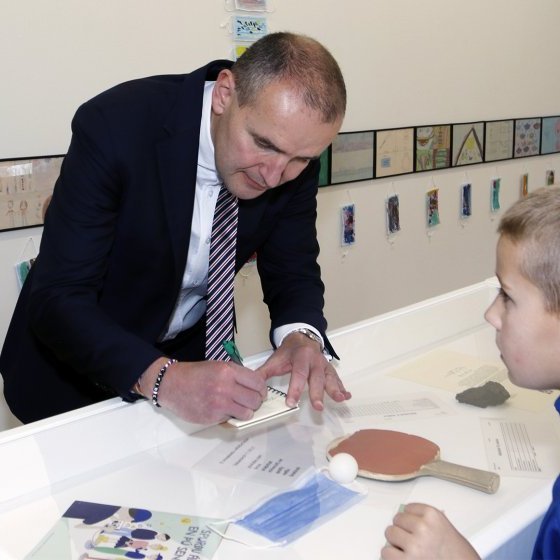 Forseti Íslands ritar nafn sitt í bók fyrir Vakur Hrafn Plossy, til vinstri. Gabriel Zarzecki  er hægra megin.