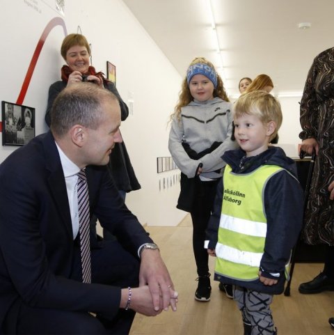 „Ég sá þig í sjónvarpinu,“ sagði Nökkvi Rafn Ingþórsson þegar hann vatt sér að forsetanum á sýningunni. Þeir ræða þarna saman en á myndinni eru líka Elísabet Ásgrímsdóttir starfsmaður Valsárskóla, Unnur Dúa Sigurðardóttir, Björg Erlingsdóttir sveitarstjór