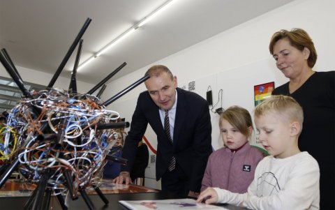 Bríet Sunna Grétarsdóttir og Bjarni Heiðar Stefánsson sýna forsetanum hluta sýningarinnar. Til hægri er Hanna Sigurjónsdóttir, deildarstjóri á leikskólanum Álfaborg.