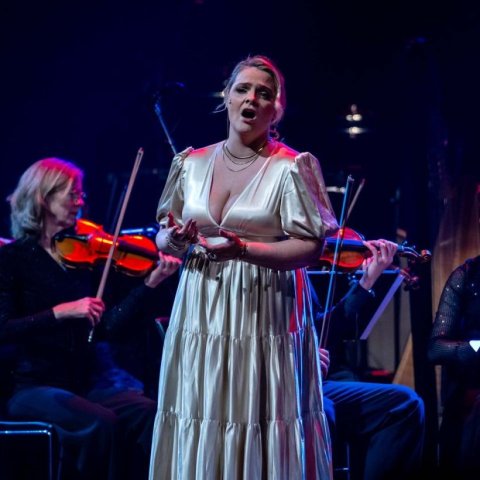Akureyringurinn Jónína Björt Gunnarsdóttir, sópran, gestasöngvari. Söngdagskráin „Undir sömu stjörnu“ – Frumraun Óperunnar, nýrrar þjóðaróperu, var í menningarhúsinu Hofi á Akureyri. Mynd: Barði Westin