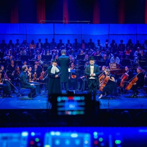 Leikararnir Örn Árnason og Ólafía Hrönn Jónsdóttir leiddu áhorfendur í gegnum óperusöguna og voru gjarnan á léttu nótunum. Söngdagskráin „Undir sömu stjörnu“ – Frumraun Óperunnar, nýrrar þjóðaróperu, var í menningarhúsinu Hofi á Akureyri. Mynd: Barði West