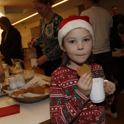 Ýr Atladóttir söng eins og engill með barnakórnum í dag og gæddi sér á kakói og piparkökum á eftir.