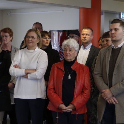 Fjölmenni var viðstatt athöfnina á Akureyrarflugvelli. Ljósmynd: Skapti Hallgrímsson.