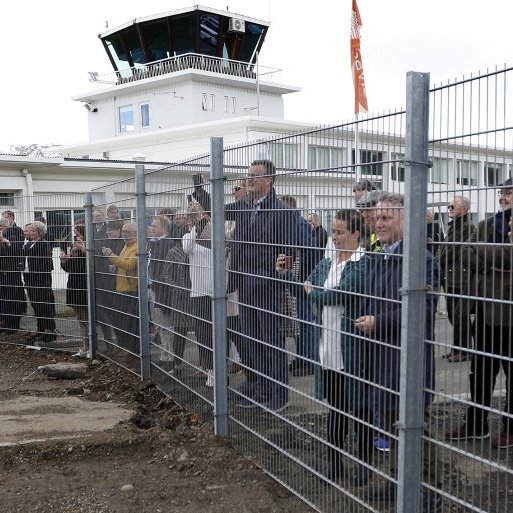 Viðstaddir urðu að vera utan girðingar á meðan ráðherra mundaði „skófluna“ en gátu þó myndað afrekið. Ljósmynd: Skapti Hallgrímsson.