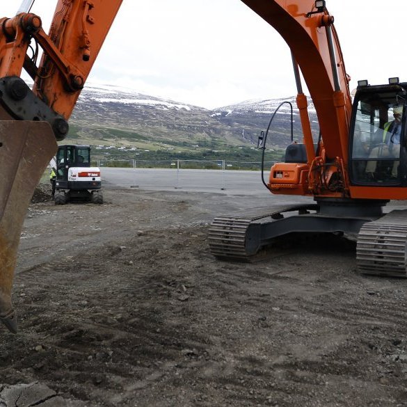Örnámskeið í gröfustjórnun! Ráðherra búinn undir verkið. Ljósmynd: Skapti Hallgrímsson.