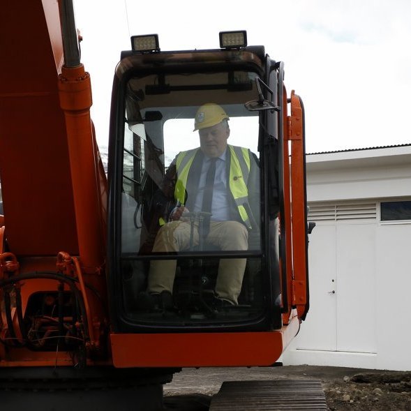 Ráðherra, Sigurður Ingi Jóhannsson, var fagmannlegur þar sem hann stjórnaði gröfunni. Ljósmynd: Skapti Hallgrímsson.