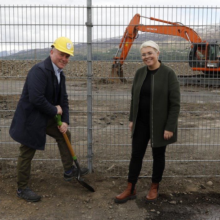 Njáll Trausti Friðbertsson, alþingismaður, og Hjördís Þórhallsdóttir, flugvallarstjóri á Akureyri, bregða á leik. Ráðherra tók fyrstu skóflustunguna, Njáll tók þá næstu! Ljósmynd: Skapti Hallgrímsson.