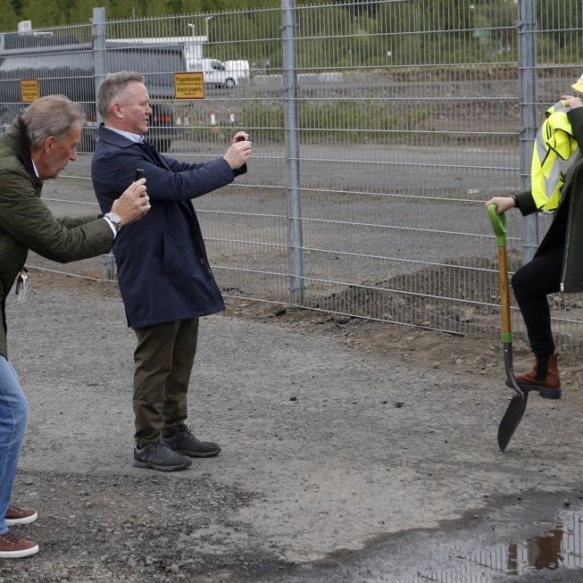 Gestur Einar Jónasson og Njáll Trausti Friðbertsson mynda afmælisbarna dagsins, Hjördísi Þórhallsdóttur, flugvallarstjóra á Akureyri. Ljósmynd: Skapti Hallgrímsson.