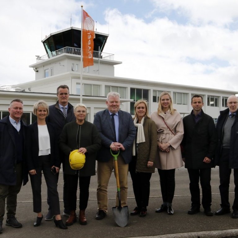 Ánægð með verkið! Frá vinstri: Njáll Trausti Friðbertsson, alþingismaður, Halla Björk Reynisdóttir, forseti bæjarstjórnar Akureyrar, Guðmundur Baldvin Guðmundsson, formaður bæjarráðs, Hjördís Þórhallsdóttir, flugvallarstjóri á Akureyri, Sigurður Ingi Jóhannsson samgöngu- og sveitarstjórnarráðherra, Sigrún Björk Jakobsdóttir, framkvæmdastjóri Isavia innanlandsflugvalla, Ásthildur Sturludóttir, bæjarstjóri á Akureyri, Hjalti Þórarinsson, verkefnastjóri flugklasans Air 66N á Markaðsstofu Norðurlands, og Steingrímur J. Sigfússon, forseti Alþingis. Ljósmynd: Skapti Hallgrímsson.