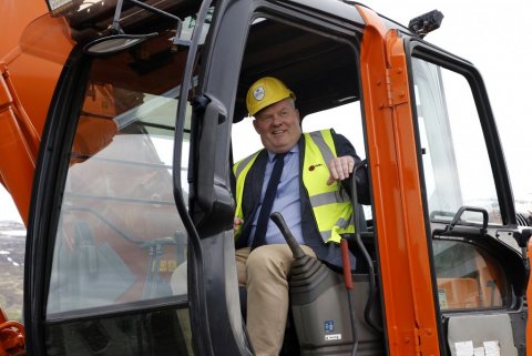 Sigurður Ingi Jóhannsson var eðlilega ánægður eftir skóflustunguna. Ljósmynd: Skapti Hallgrímsson.