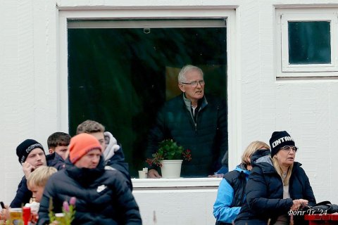 Gamli Mallarinn, Gunnar Malmquist Gunnarsson faðir Arons Einars, var augljóslega spenntur og fylgdist með leiknum út um glugga í félagsheimilinu Hamri. Mynd: Þórir Ó. Tryggvason