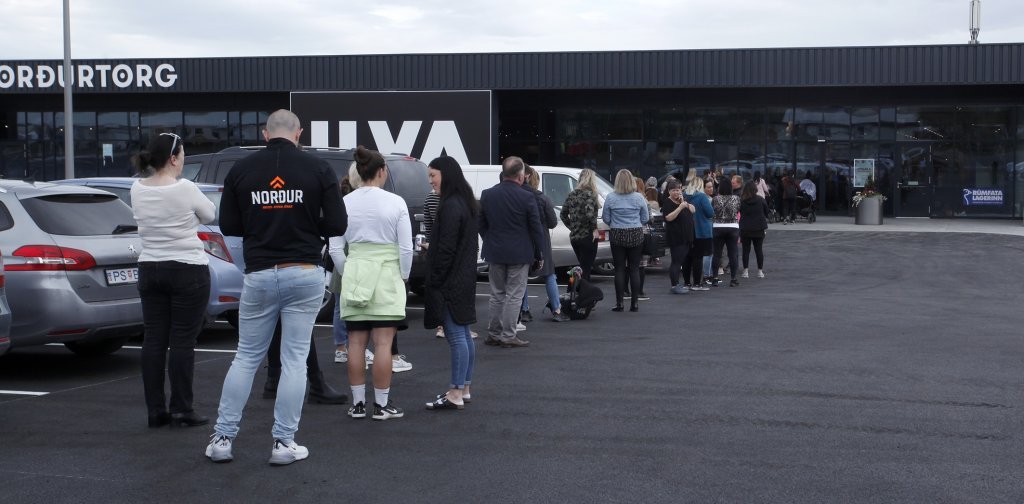 Hópur fólks beið fyrir utan Norðurtorg þegar verslanirnar voru opnaðar