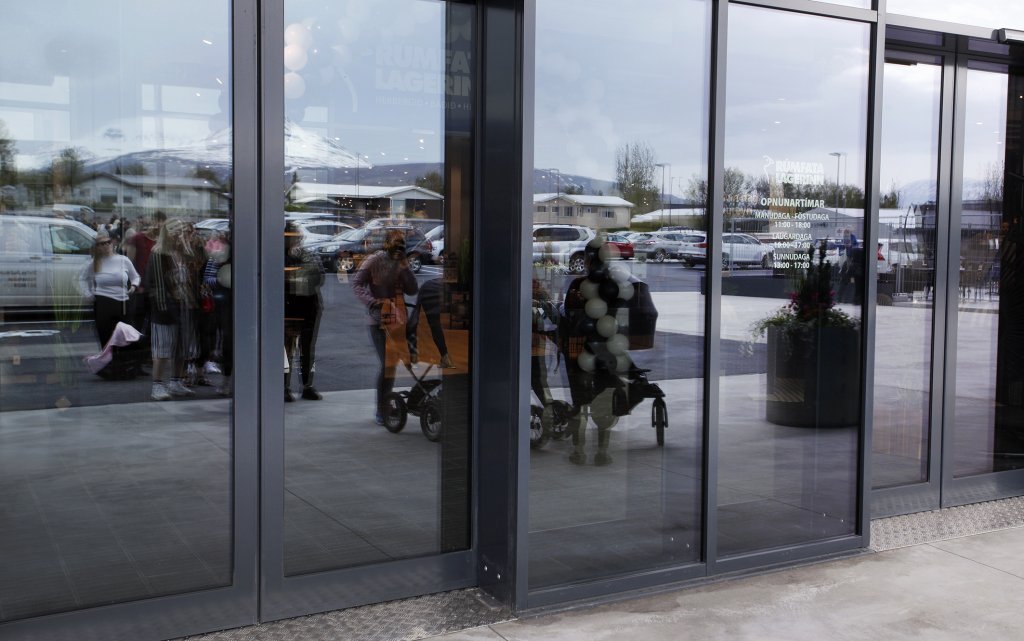 Hópur fólks beið fyrir utan Norðurtorg þegar verslanirnar voru opnaðar