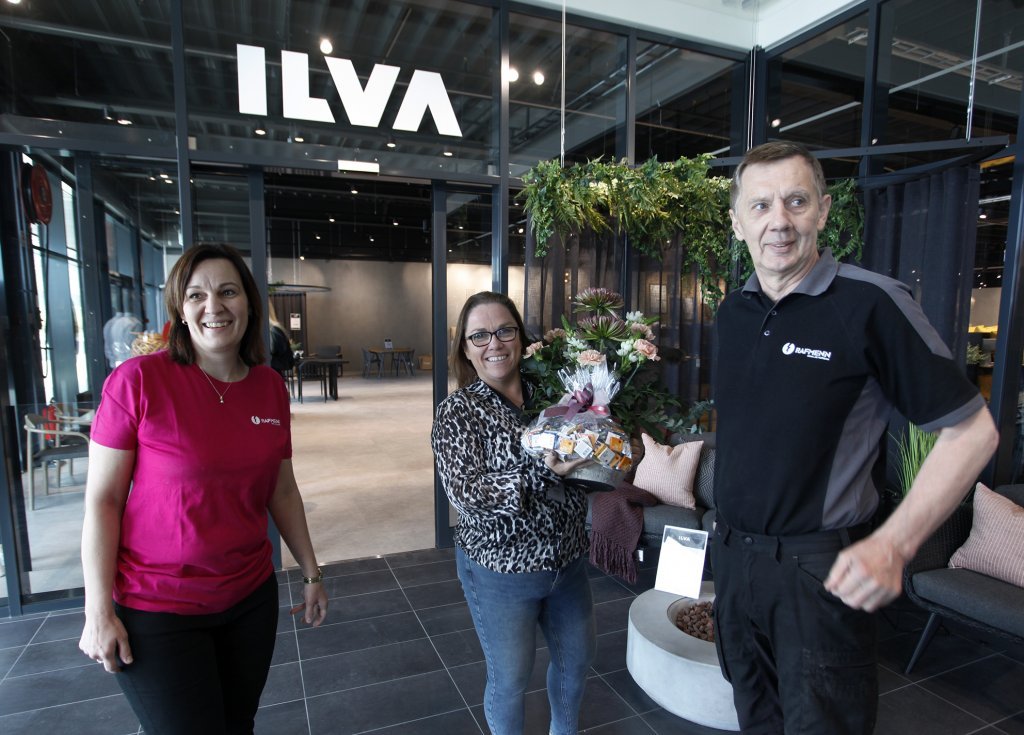 Til hamingju! Eva Dögg Björgvinsdóttir og Jóhann Einarsson frá Rafmönnum afhentu Jónu Dóru Ásgeirsdóttur, rekstrarstjóri Ilvu, blómvönd.  Rafmenn hafa séð um allt tengt rafmagni og öryggiskerfum í húsnæði Norðurtorgs.