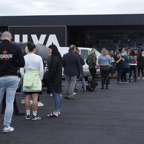 Hópur fólks beið fyrir utan Norðurtorg þegar verslanirnar voru opnaðar