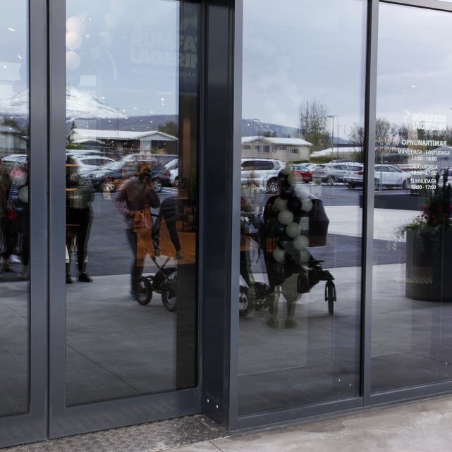 Hópur fólks beið fyrir utan Norðurtorg þegar verslanirnar voru opnaðar