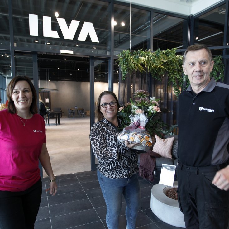 Til hamingju! Eva Dögg Björgvinsdóttir og Jóhann Einarsson frá Rafmönnum afhentu Jónu Dóru Ásgeirsdóttur, rekstrarstjóri Ilvu, blómvönd.  Rafmenn hafa séð um allt tengt rafmagni og öryggiskerfum í húsnæði Norðurtorgs.