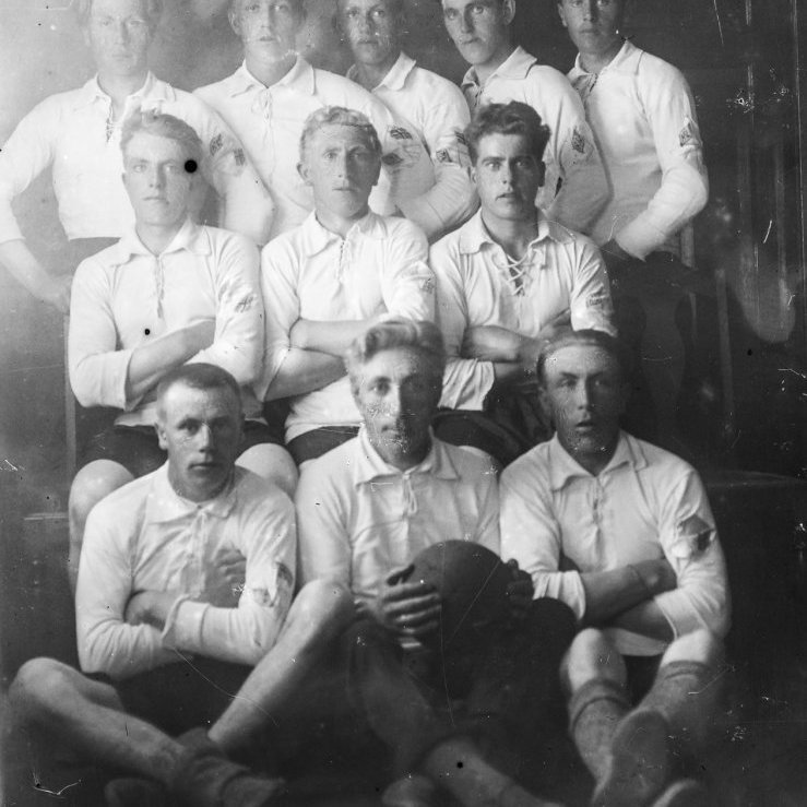 1 - Myndin, af 11 fótboltamönnum, er úr safni Ara Leó Fossdal  Björnssonar ljósmyndara. Upplýsingar hafa borist um þetta séu skólapiltar sem voru á Laugum í Reykjadal í kring um 1930. Fremst til vinstri er Gunnlaugur Sigurðsson frá Grund á Langanesi. Vitað er að þessum hópi var líka Jóhannes Björnsson frá Ytri Tungu á Tjörnesi og trúlega Kristján Bjarnason, Sigtúnum, Öngulsstaðahreppi.