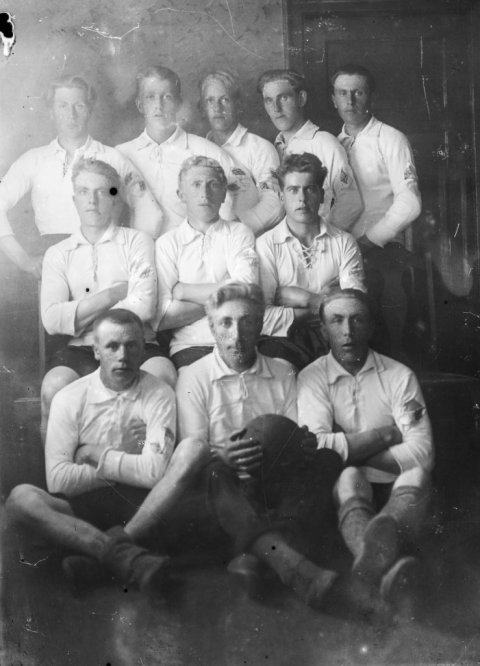 1 - Myndin, af 11 fótboltamönnum, er úr safni Ara Leó Fossdal  Björnssonar ljósmyndara. Upplýsingar hafa borist um þetta séu skólapiltar sem voru á Laugum í Reykjadal í kring um 1930. Fremst til vinstri er Gunnlaugur Sigurðsson frá Grund á Langanesi. Vitað er að þessum hópi var líka Jóhannes Björnsson frá Ytri Tungu á Tjörnesi og trúlega Kristján Bjarnason, Sigtúnum, Öngulsstaðahreppi.