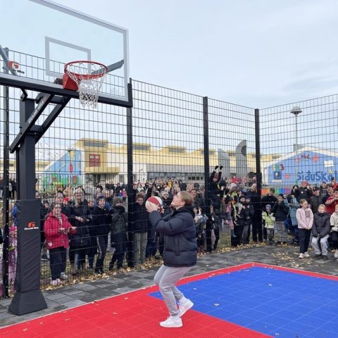 Eva Wíum Elíasdóttir, landsliðskona í körfubolta og fyrrverandi nemandi við Síðuskóla, skoraði fyrstu körfuna á nýjum velli á skólalóðinni. Ljósmynd: Ragnar Hólm Ragnarsson