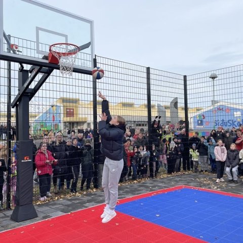 Eva Wíum Elíasdóttir, landsliðskona í körfubolta og fyrrverandi nemandi við Síðuskóla, skoraði fyrstu körfuna á nýjum velli á skólalóðinni. Ljósmynd: Ragnar Hólm Ragnarsson