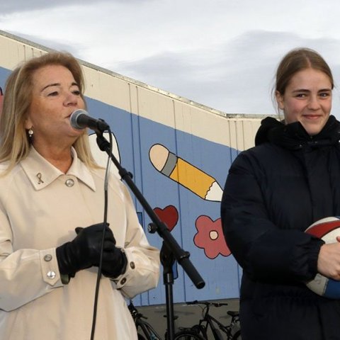 Ólöf Inga Andrésdóttir, skólastjóri, og Eva Wium Elíasdóttir, körfuboltakona og heiðursgestur á samkomunni. Ljósmynd: Skapti HallgrímssonGlæsilegt leiksvæði við Síðuskóla tekið í notkun. Ljósmynd: Skapti Hallgrímsson