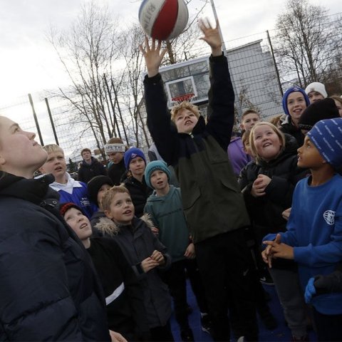 Eva Wium Elíasdóttir, til vinstri, landsliðskona í körfubolta og fyrrverandi nemandi við skólann, var heiðursgestur í morgun og skaut fyrst allra í körfu á nýjum velli við skólann. Ljósmynd: Skapti Hallgrímsson