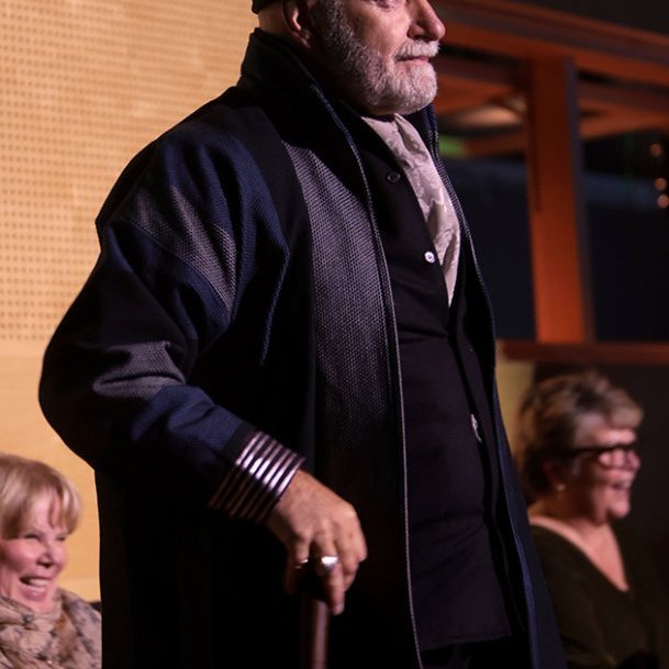 Heiðursgesturinn, Egill Ólafsson, var vitaskuld í salnum ásamt Tinnu konu sinni. Sviðsljósinu var beint að honum – 
 í bókstaflegri merkingu – stundarkorn við upphaf tónleikanna. Ljósmynd: Skapti Hallgrímsson