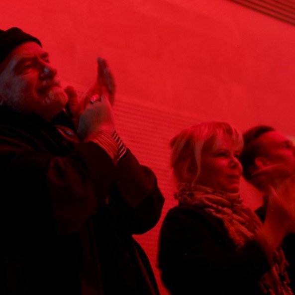 Það brennur! Eftir að Diddú lauk því yndislega lagi stóðu Egill og Tinna upp úti í sal og klöppuðu fyrir dívunni. Ljósmynd: Skapti Hallgrímsson