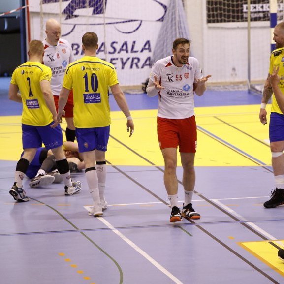 Útaf? Karolis Stropus undrandi á brottrekstri. Hann ýtti í bakið á Árna Bragi Eyjólfsson stökk upp með boltann og lenti á Sigurði Kristófer Skjaldarsyni. Sá síðastnefndi meiddist og kom ekki meira við sögu. Þetta var þegar rúmar 10 mínútur voru búnar af seinni hálfleik.