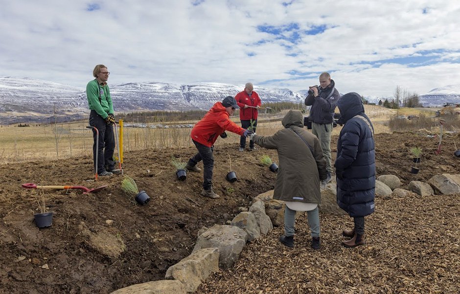 Hjaltalundur stofnaður á Hömrum með táknrænni trjáplöntun; í minningu Hjalta Snæs Árnasonar, sem lést 22 ára gamall eftir að hafa ekki fengið viðeigandi aðstoð á réttum tíma. Mynd: Hilmar Friðjónsson