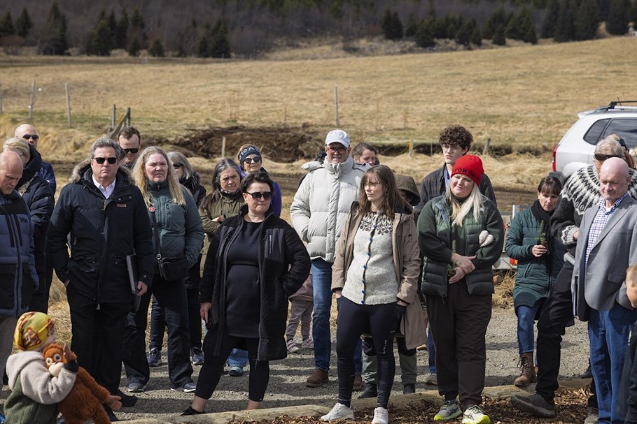 Hjaltalundur stofnaður á Hömrum með táknrænni trjáplöntun; í minningu Hjalta Snæs Árnasonar, sem lést 22 ára gamall eftir að hafa ekki fengið viðeigandi aðstoð á réttum tíma. Mynd: Hilmar Friðjónsson