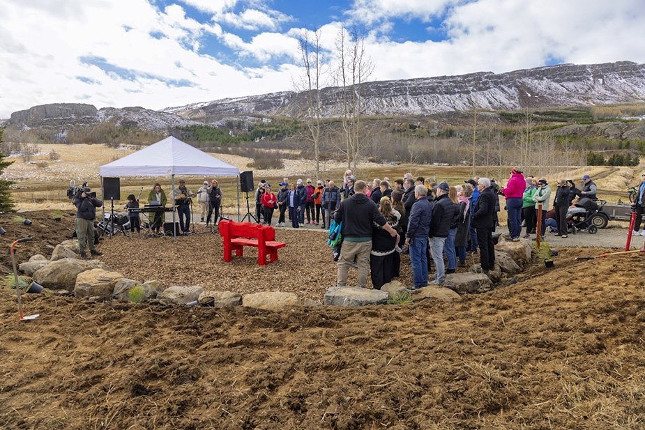 Hjaltalundur stofnaður á Hömrum með táknrænni trjáplöntun; í minningu Hjalta Snæs Árnasonar, sem lést 22 ára gamall eftir að hafa ekki fengið viðeigandi aðstoð á réttum tíma. Mynd: Hilmar Friðjónsson