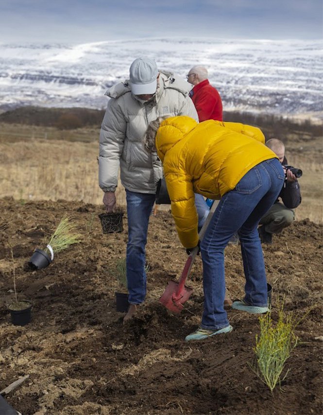Hjaltalundur stofnaður á Hömrum með táknrænni trjáplöntun; í minningu Hjalta Snæs Árnasonar, sem lést 22 ára gamall eftir að hafa ekki fengið viðeigandi aðstoð á réttum tíma. Mynd: Hilmar Friðjónsson