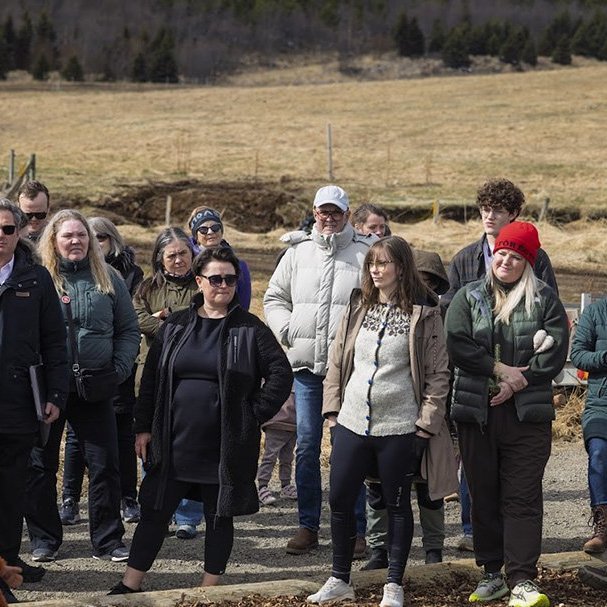 Hjaltalundur stofnaður á Hömrum með táknrænni trjáplöntun; í minningu Hjalta Snæs Árnasonar, sem lést 22 ára gamall eftir að hafa ekki fengið viðeigandi aðstoð á réttum tíma. Mynd: Hilmar Friðjónsson