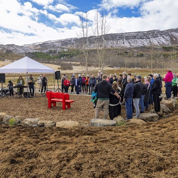Hjaltalundur stofnaður á Hömrum með táknrænni trjáplöntun; í minningu Hjalta Snæs Árnasonar, sem lést 22 ára gamall eftir að hafa ekki fengið viðeigandi aðstoð á réttum tíma. Mynd: Hilmar Friðjónsson